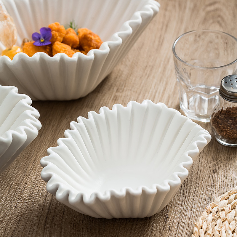 Porcelán salátás tál, szabálytalan forma, modern minimalizmus, alglazúrozott felület, mikrohullámú sütőben használható