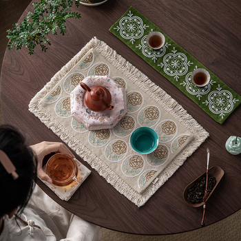 Covoraș dublu pentru ceai, cu broderie sashiko și motiv de trandafir — din bumbac și in, stil chinezesc