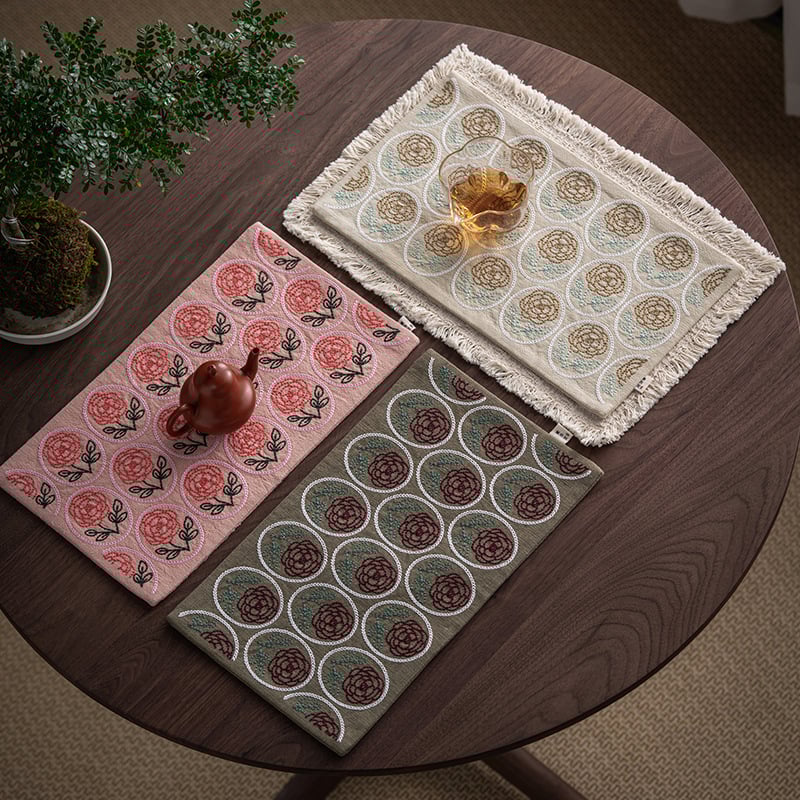 Covoraș dublu pentru ceai, cu broderie sashiko și motiv de trandafir — din bumbac și in, stil chinezesc