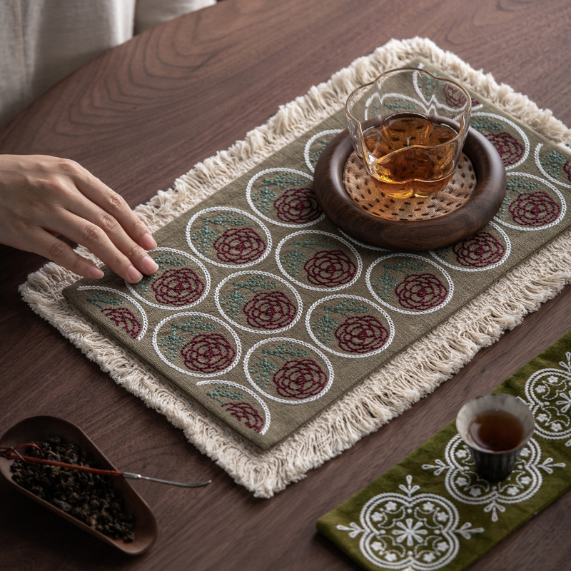 Covoraș dublu pentru ceai, cu broderie sashiko și motiv de trandafir — din bumbac și in, stil chinezesc