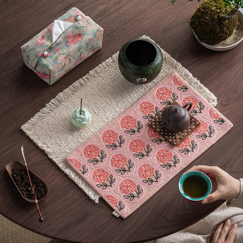 Covoraș dublu pentru ceai, cu broderie sashiko și motiv de trandafir — din bumbac și in, stil chinezesc