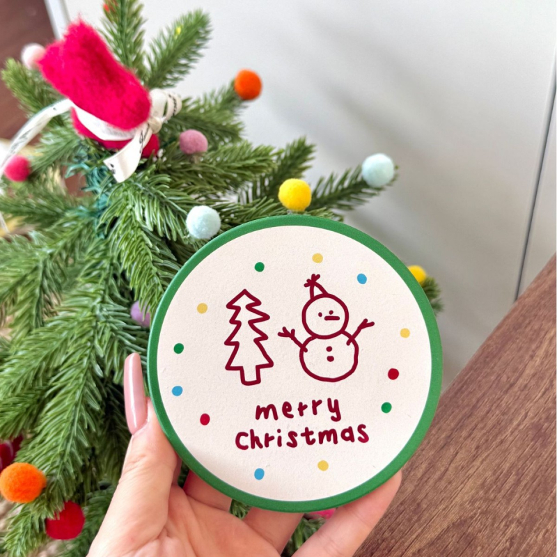 Suport rotund pentru pahar ceramic, cu ilustrație în stil desen animat a unui om de zăpadă de Crăciun, absorbent