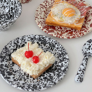 Set de veselă emailată cu model stropit, stil vintage; include farfurie de mic dejun pentru pâine, boluri pentru cereale și căni