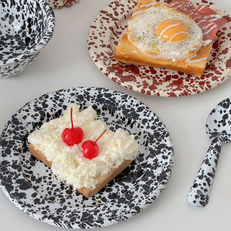 Set de veselă emailată cu model stropit, stil vintage; include farfurie de mic dejun pentru pâine, boluri pentru cereale și căni