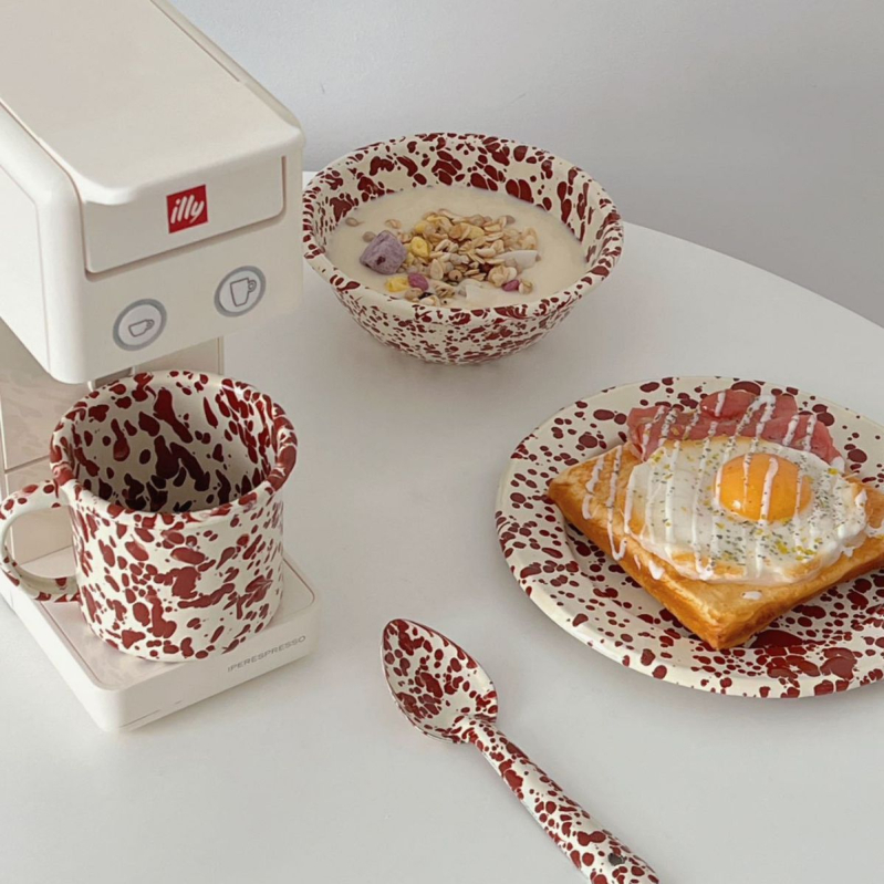 Set de veselă emailată cu model stropit, stil vintage; include farfurie de mic dejun pentru pâine, boluri pentru cereale și căni