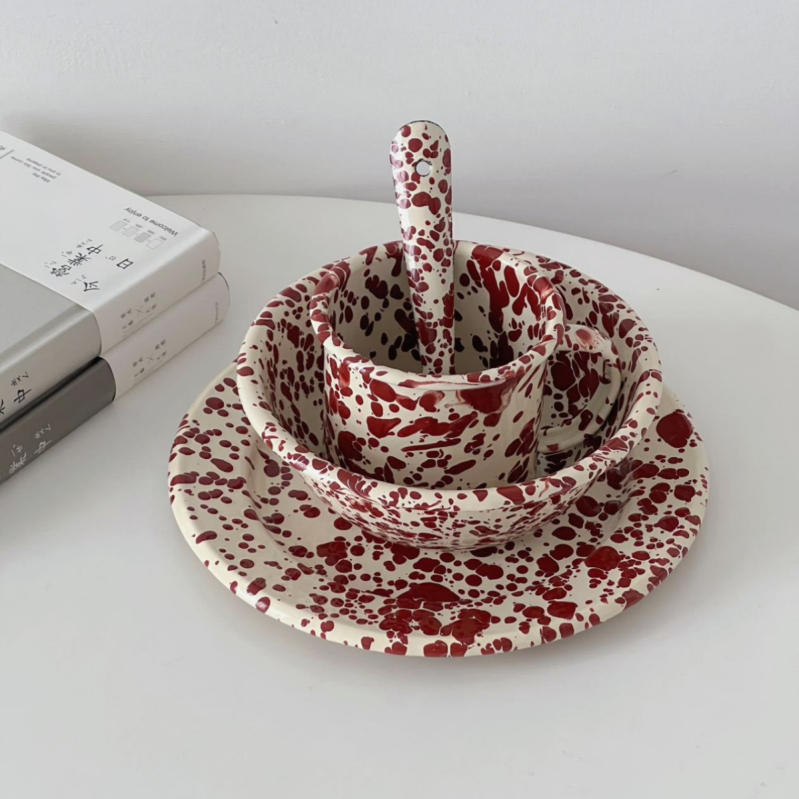 Set de veselă emailată cu model stropit, stil vintage; include farfurie de mic dejun pentru pâine, boluri pentru cereale și căni