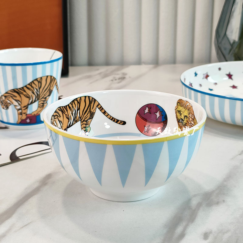 Četverodijelni skup od kostnog porculana za djecu — cirkus životinje (tigar, lav, leopard), čaše, zdjele i tanjuri