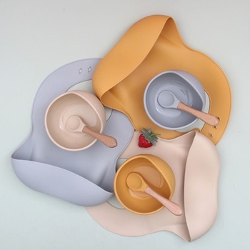 Set de masă din silicon pentru sugari, cu bavă, bol și linguriță – cutie cu patru compartimente, 4 piese KS-359