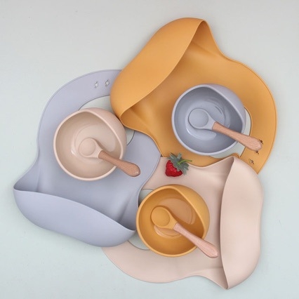 Set de masă din silicon pentru sugari, cu bavă, bol și linguriță – cutie cu patru compartimente, 4 piese KS-359