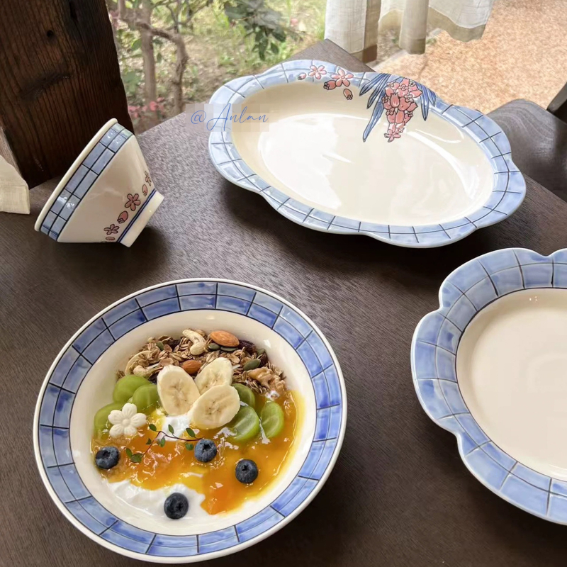 Set ceramic de bucătărie în stil japonez, cu model floral sub glazură; include bol de orez, bol de tăiței, farfurie de servire și farfurie pentru pește; compatibil cu cuptorul cu microunde