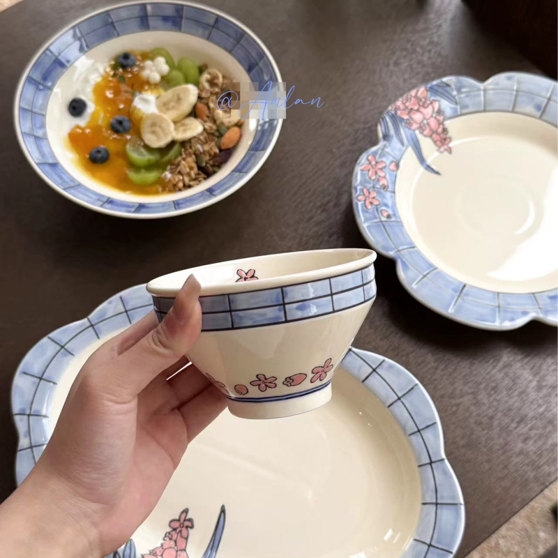 Set ceramic de bucătărie în stil japonez, cu model floral sub glazură; include bol de orez, bol de tăiței, farfurie de servire și farfurie pentru pește; compatibil cu cuptorul cu microunde