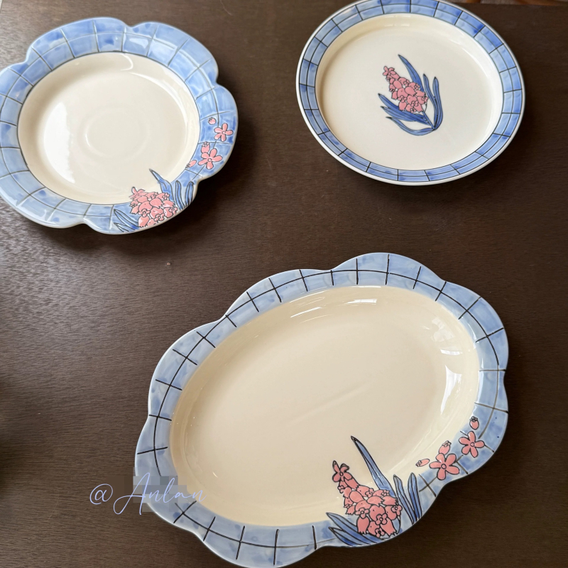 Set ceramic de bucătărie în stil japonez, cu model floral sub glazură; include bol de orez, bol de tăiței, farfurie de servire și farfurie pentru pește; compatibil cu cuptorul cu microunde