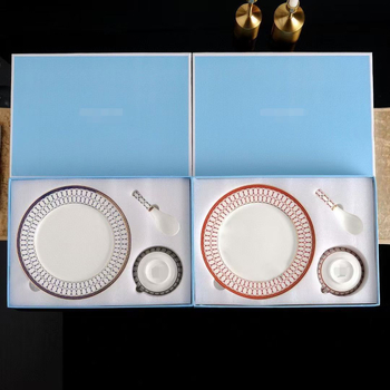 Set bone china de 5 piese: bol, farfurii și lingură; model sub glazură cu noroc și fericire; compatibil cu microunde; cutie cadou