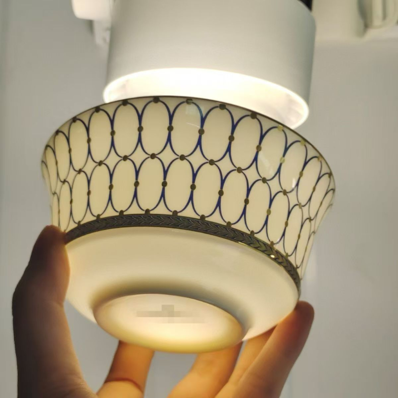 Set bone china de 5 piese: bol, farfurii și lingură; model sub glazură cu noroc și fericire; compatibil cu microunde; cutie cadou