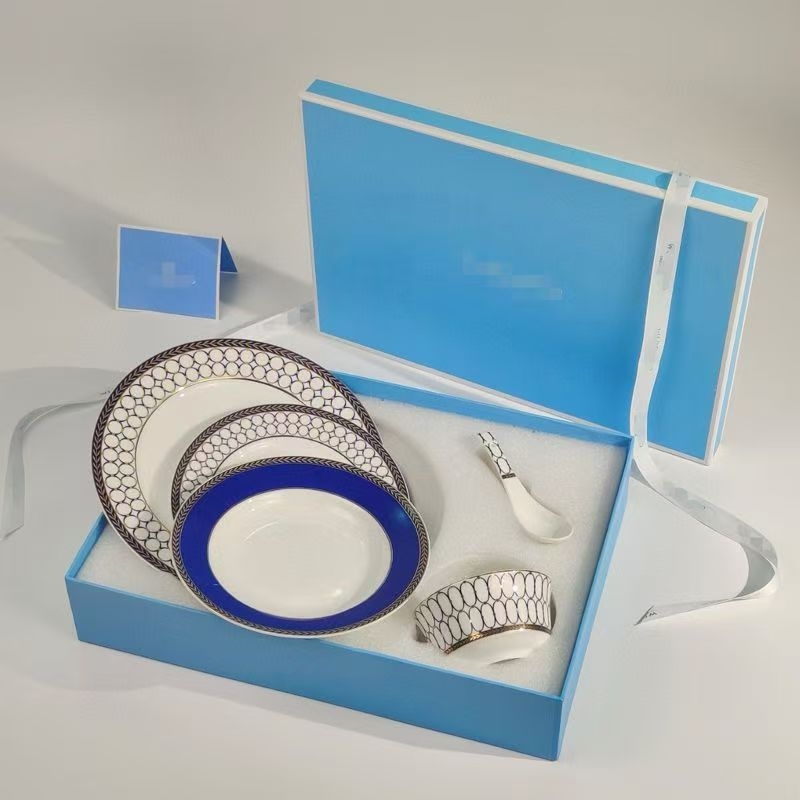 Set bone china de 5 piese: bol, farfurii și lingură; model sub glazură cu noroc și fericire; compatibil cu microunde; cutie cadou