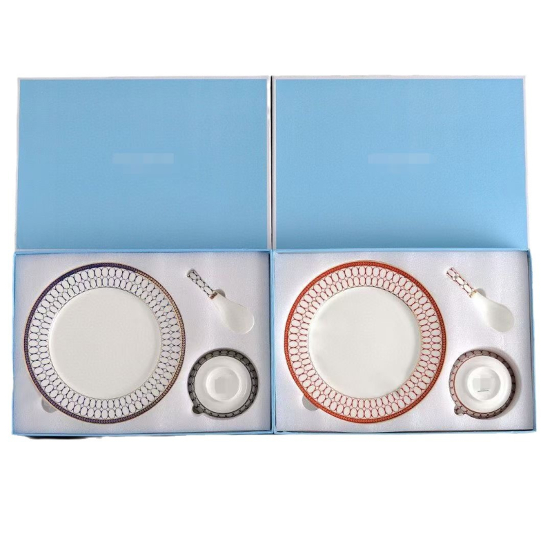 Set bone china de 5 piese: bol, farfurii și lingură; model sub glazură cu noroc și fericire; compatibil cu microunde; cutie cadou