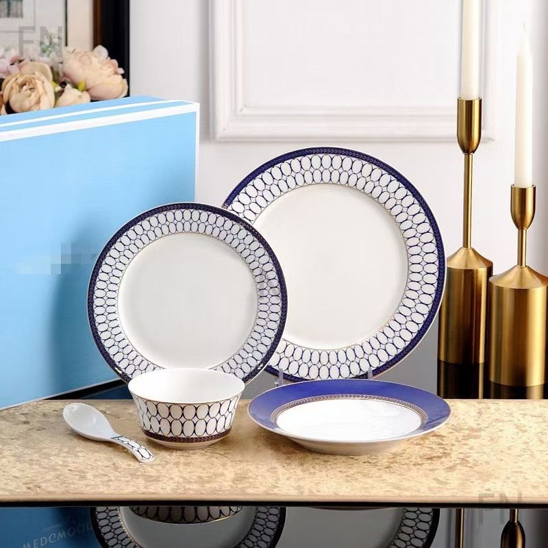 Set bone china de 5 piese: bol, farfurii și lingură; model sub glazură cu noroc și fericire; compatibil cu microunde; cutie cadou