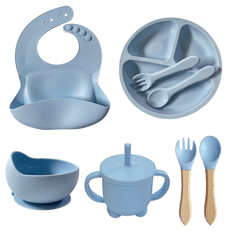 Силиконов комплект за хранене за бебета: усмихната чиния, силиконова купа, чашка Love, капак за чашата, джоб за слюнка, силиконова лъжичка и вилица, прибори с дървена дръжка; подходящ за деца над 6 месеца