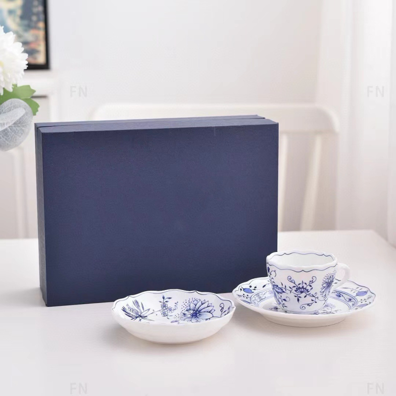 Keramički set posuđa – zdjela za juhu, zdjela za rižu, tanjur, šalica i podmetač; lukasti uzorak, vintage stil, cvjetni motiv; mikrovalno sigurno