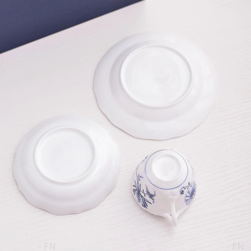 Keramički set posuđa – zdjela za juhu, zdjela za rižu, tanjur, šalica i podmetač; lukasti uzorak, vintage stil, cvjetni motiv; mikrovalno sigurno