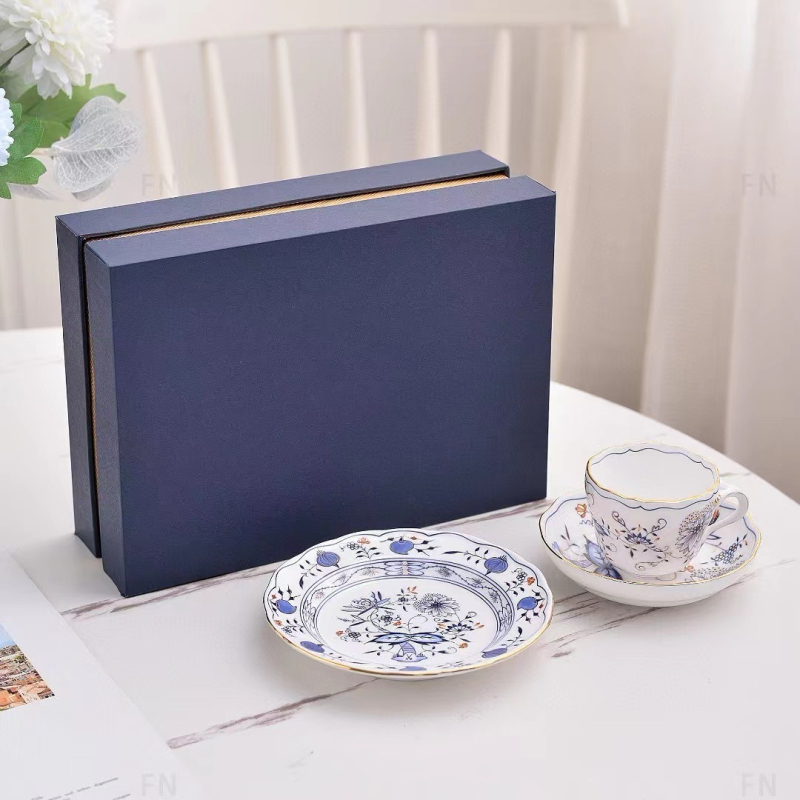 Keramički set posuđa – zdjela za juhu, zdjela za rižu, tanjur, šalica i podmetač; lukasti uzorak, vintage stil, cvjetni motiv; mikrovalno sigurno