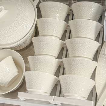 Porcelanski set posuđa — zdjele i tanjuri, okrugli oblik, jednofarbni uzorak s reljefom ispod glazure, lagani luksuzni retro stil, lansiranje proljeće 2024.