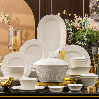 Porcelanski set posuđa — zdjele i tanjuri, okrugli oblik, jednofarbni uzorak s reljefom ispod glazure, lagani luksuzni retro stil, lansiranje proljeće 2024.