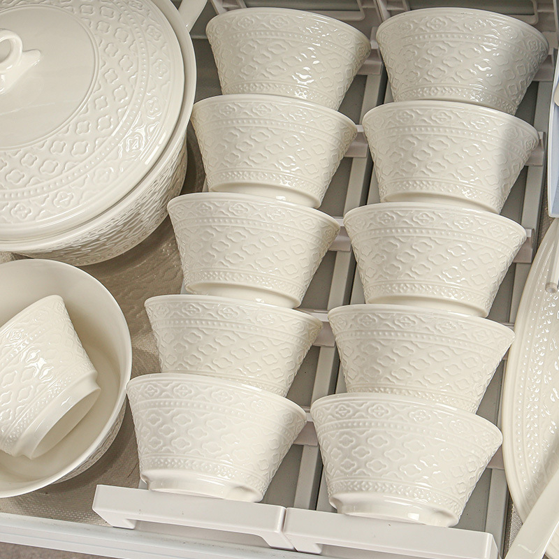 Porcelanski set posuđa — zdjele i tanjuri, okrugli oblik, jednofarbni uzorak s reljefom ispod glazure, lagani luksuzni retro stil, lansiranje proljeće 2024.
