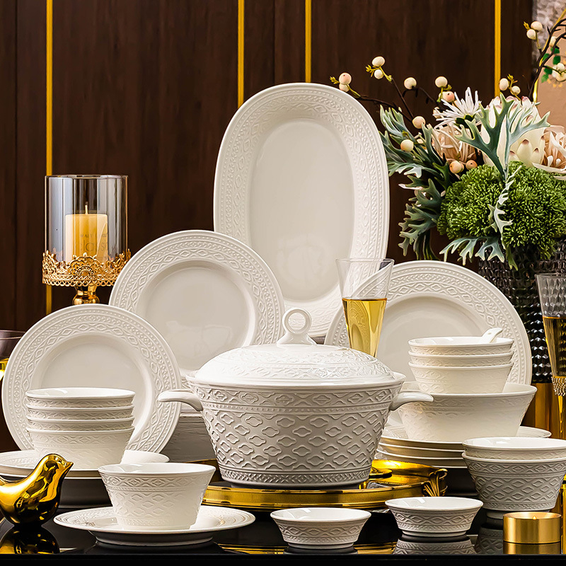 Porcelanski set posuđa — zdjele i tanjuri, okrugli oblik, jednofarbni uzorak s reljefom ispod glazure, lagani luksuzni retro stil, lansiranje proljeće 2024.