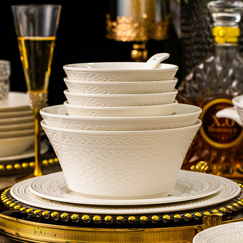 Porcelanski set posuđa — zdjele i tanjuri, okrugli oblik, jednofarbni uzorak s reljefom ispod glazure, lagani luksuzni retro stil, lansiranje proljeće 2024.