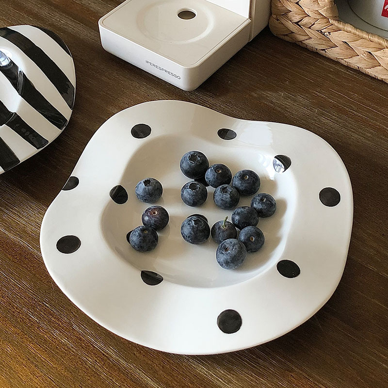 Porcelanski tanjur za doručak s ručno nacrtanim prugama, moderan minimalistički dizajn; pogodna za mikrovalnu pećnicu.