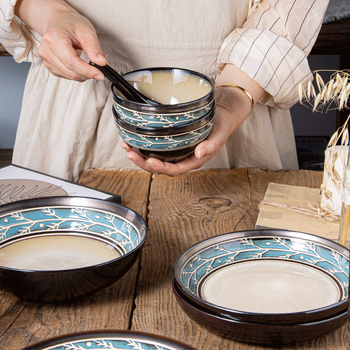 Európai stílusú kerámia étkészlet kemencés glazúrral, kézzel festett aláglazúros relieftel; tartalmaz tortatálat, mélytálat, rizstálat és steak tányért