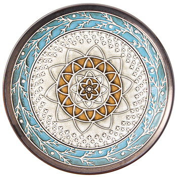 Európai stílusú kerámia étkészlet kemencés glazúrral, kézzel festett aláglazúros relieftel; tartalmaz tortatálat, mélytálat, rizstálat és steak tányért