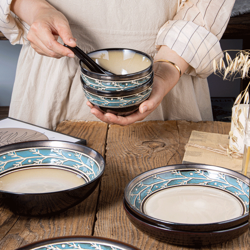 Európai stílusú kerámia étkészlet kemencés glazúrral, kézzel festett aláglazúros relieftel; tartalmaz tortatálat, mélytálat, rizstálat és steak tányért