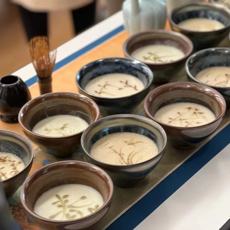Prašak čaja za ceremonije: prašak bijelog čaja, prašak crvenog čaja, prašak oolong, prašak pu-erha i matcha