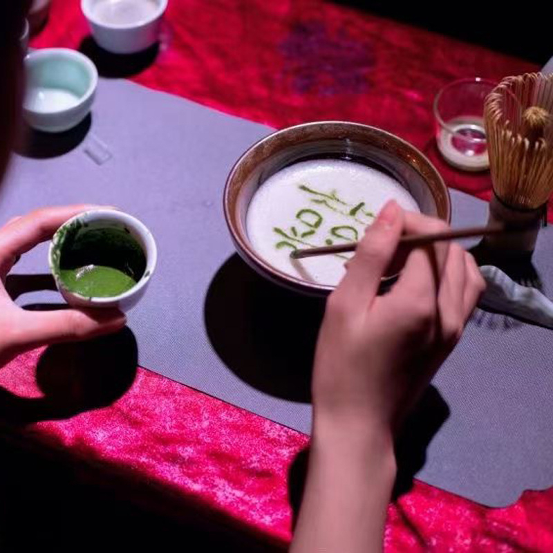 Prašak čaja za ceremonije: prašak bijelog čaja, prašak crvenog čaja, prašak oolong, prašak pu-erha i matcha