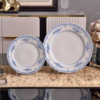 Set posuđa od kostnog porculana: salatni tanjuri, doručak tanjuri, šalice i podloške; mikrovalna sigurnost; retro stil; underglaze završna obrada.