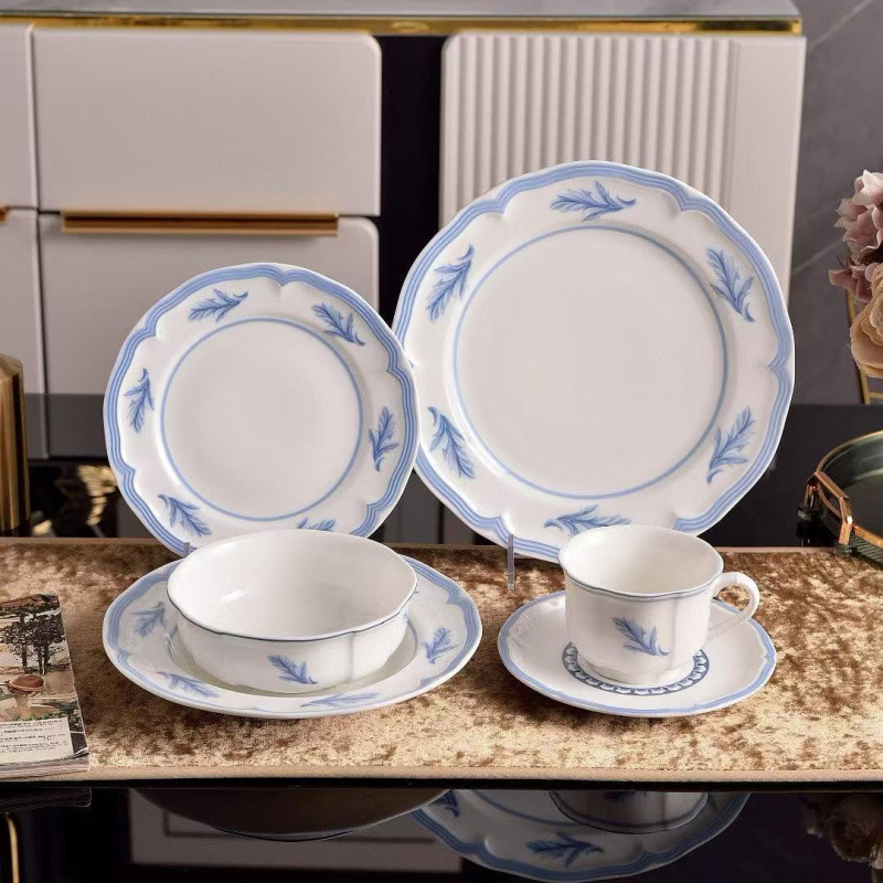 Set posuđa od kostnog porculana: salatni tanjuri, doručak tanjuri, šalice i podloške; mikrovalna sigurnost; retro stil; underglaze završna obrada.