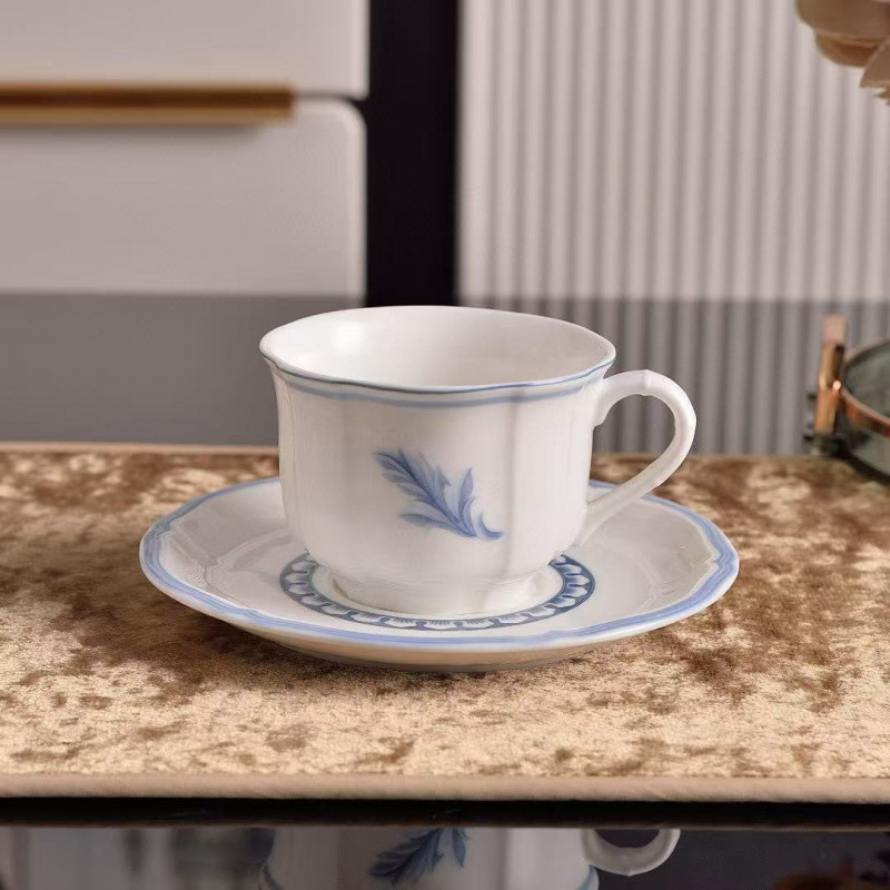 Set posuđa od kostnog porculana: salatni tanjuri, doručak tanjuri, šalice i podloške; mikrovalna sigurnost; retro stil; underglaze završna obrada.