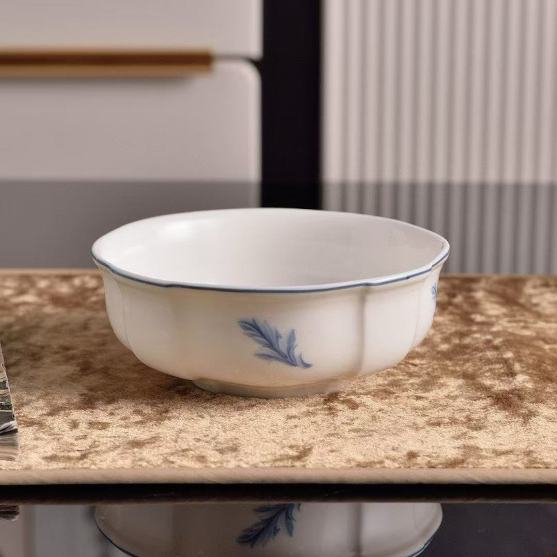 Set posuđa od kostnog porculana: salatni tanjuri, doručak tanjuri, šalice i podloške; mikrovalna sigurnost; retro stil; underglaze završna obrada.