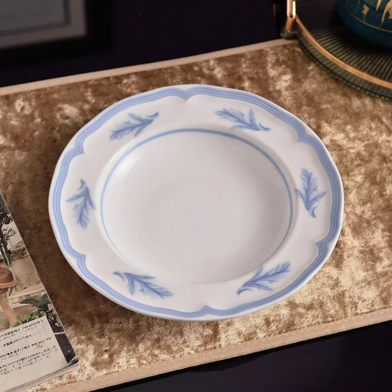 Set posuđa od kostnog porculana: salatni tanjuri, doručak tanjuri, šalice i podloške; mikrovalna sigurnost; retro stil; underglaze završna obrada.