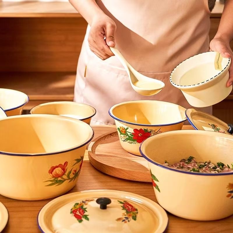 Emajlirani set posuđa s poklopcem – zdjele, štapići za jelo, emajlirana posuda i tradicionalno kuhinjsko posuđe