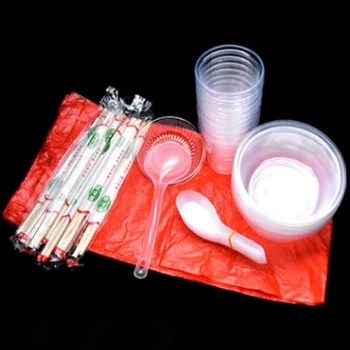 Еднократен комплект съдове за хранене — пластмасов, за сватбени банкети; включва 10 купи, 10 чаши, 10 лъжици, 1 голяма лъжица, 2 полипропиленови чинии, 10 чифта прибори за хранене, 1,5 m покривка; печат на лого; биоразградим