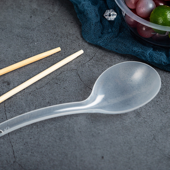 Еднократен комплект съдове за хранене — пластмасов, за сватбени банкети; включва 10 купи, 10 чаши, 10 лъжици, 1 голяма лъжица, 2 полипропиленови чинии, 10 чифта прибори за хранене, 1,5 m покривка; печат на лого; биоразградим