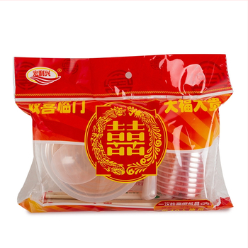 Еднократен комплект съдове за хранене — пластмасов, за сватбени банкети; включва 10 купи, 10 чаши, 10 лъжици, 1 голяма лъжица, 2 полипропиленови чинии, 10 чифта прибори за хранене, 1,5 m покривка; печат на лого; биоразградим