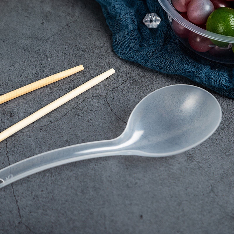 Еднократен комплект съдове за хранене — пластмасов, за сватбени банкети; включва 10 купи, 10 чаши, 10 лъжици, 1 голяма лъжица, 2 полипропиленови чинии, 10 чифта прибори за хранене, 1,5 m покривка; печат на лого; биоразградим