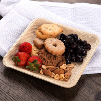 Еднократна посуда от палмови листа за сервиране: чинии, купи и прибори; материал: палмови листа; биоразградима и компостируема; екологично чиста