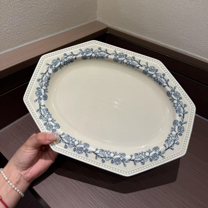Ružičasta serija porculanskog stolnog posuđa u francuskom stilu vintage s cvjetnim uzorkom — zdjele za rižu, zdjele za juhu, osmerokutne ploče za tjesteninu; elegantan reljef; poklon za useljenje