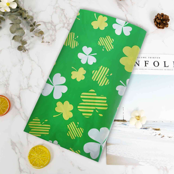 Jednokratna stolnjica od polietilena s motivom četverolistne djeteline, pravokutnog oblika, debljina 0,03, prilagodljiva