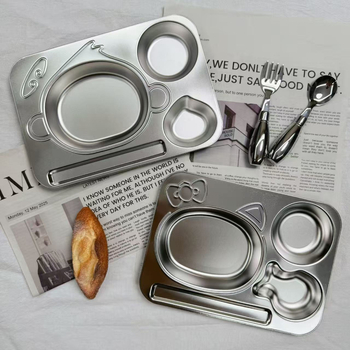 Dječji tanjur od nehrđajućeg čelika, crtani stil, jednostavan dizajn, za uzrast od 24 mjeseca i više.